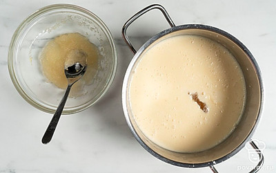 Растворите желатин согласно инструкции, но воды возьмите примерно на ⅓ меньше. После этого процедите его. Уберите крем с огня, остудите и добавьте в него желатин. Хорошо перемешайте массу.