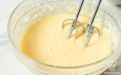 В отдельной миске взбейте миксером сливочное масло. После этого начните добавлять в него по одной ложке заварного крема, каждый раз перемешивая миксером.