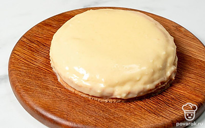 Соберите торт, выкладывая коржи друг на друга и обильно смазывая их заварным кремом. В конце смажьте весь торт остатками крема и уберите его в холодильник на 1 час.