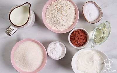 Заранее достаньте кефир и сметану из холодильника, дайте им согреться до комнатной температуры. Просейте муку в миску, подходящую для замешивания теста. Подготовьте миску, венчик, миксер, сервировочное блюдо и круглую форму для бисквита диаметром 16-18 см. Смажьте форму подсолнечным маслом. Включите духовку разогреваться до 200 градусов.