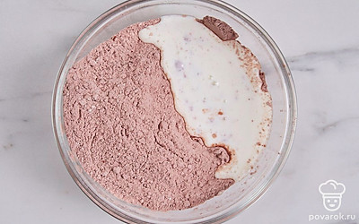 Влейте кефир с гашеной содой в миску с мучной смесью.