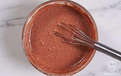 Тщательно перемешайте сухие и жидкие ингредиенты венчиком до образования однородного и густого бисквитного теста.