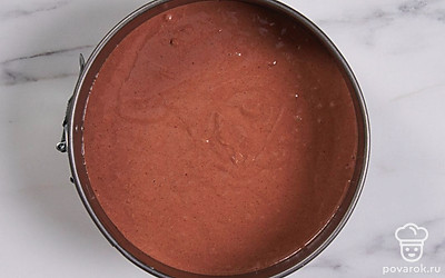 Перелейте тесто в подготовленную форму для выпечки, поставьте ее в разогретую духовку и испеките бисквит в течение 25 минут. Достаньте бисквит из духовки и остудите его до комнатной температуры.