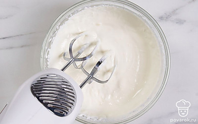 Выложите сметану в чистую миску, добавьте к ней сахарную пудру и хорошо взбейте миксером.
