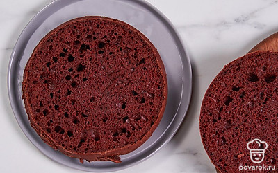 Уложите один корж на сервировочное блюдо для торта.