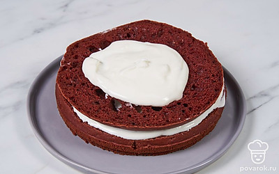 Закройте слой крема вторым коржом и намажьте его второй половиной крема.