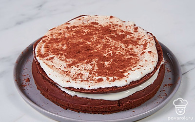 Посыпьте верхний слой сметанного крема 1 ст. л. какао-порошка и поставьте собранный торт в холодильник на 1-2 часа, чтобы он хорошо пропитался.