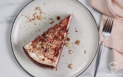 Украсьте готовый торт колотыми грецкими орехами. 