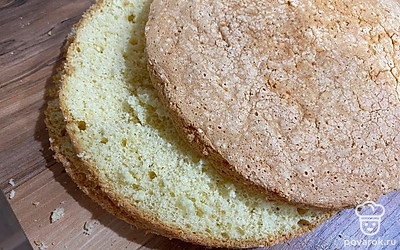 Для начала нарезаем бисквит на три коржика.