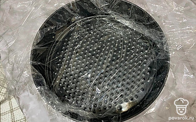 Оборачиваем форму пленкой и начинаем сборку торта.