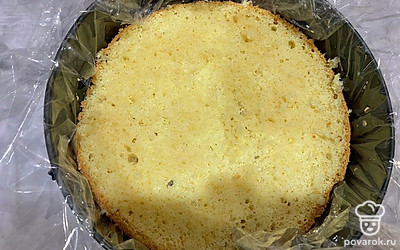 Кладем первый корж и подготавливаем крем чиз: выкладываем его в кондитерский мешок, чтобы было удобно заполнять корж кремом.
Перед выкладкой сыра пропитываем основу яблочным соком. Можем взять любой сок, по вкусу.