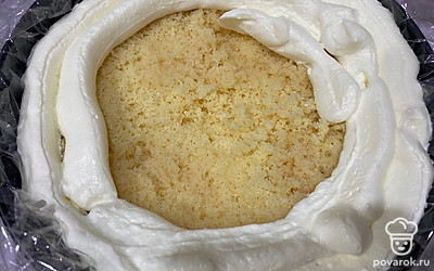 По бокам выкладываем крем чиз.