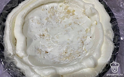 Сверху кладем второй корж и также заполняем его крем чиз, как показано на фото.