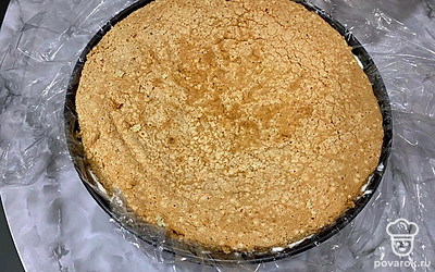 Сверху плотно накладываем третий корж.