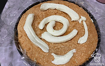 Покрываем его кремом.