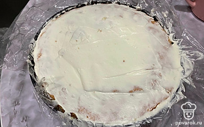 Равномерно распределяем крем.