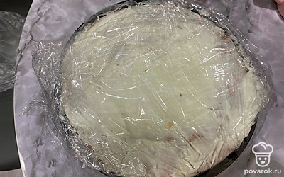 Плотно накрываем пленкой и отправляем в холодильник на ночь.