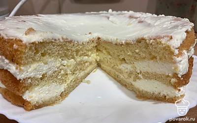 Перед подачей нарезаем тортик и угощаем гостей! Наслаждаемся вкусом. Тортик кажется простым, но на самом деле он очень вкусный.