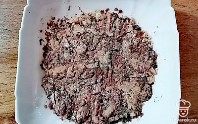 Картошку и морковь вымойте и отварите. Остудите и очистите. Яйца отварите, остудите. Очистите от скорлупы. 