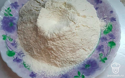 Затем добавляем муку и разрыхлитель. И взбиваем.