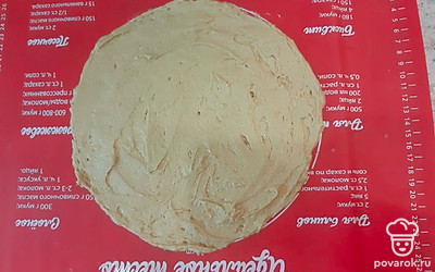 Из этого количества теста должно получиться 5 коржей. Берем силиконовый коврик и размазываем по кругу диаметр 20 сантиметров. Коржи выпекаются очень быстро (3-4 минуты) при 180 градусах.