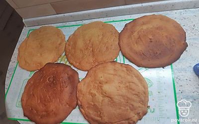 Получается 5 коржей. Только после их остывания начинаем собирать торт.