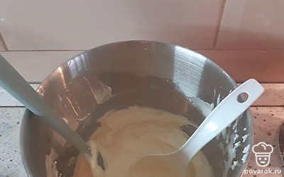 Готовим крем. Маскарпоне и вареную сгущенку взбиваем, добавляем сметану (не менее 25% жирности) и перемешиваем.