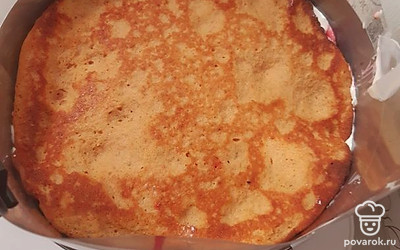 Торт собираем в кольце. По контуру кольца я положила ацетатную пленку. Кладем корж.