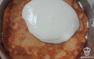 На корж кладем крем и распределяем по всему периметру. 