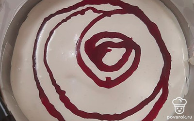 Поверх крема выливаем джем. 