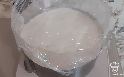 И так все остальные коржи. Торт лучше делать на ночь, чтобы он пропитался. Верхний слой покрываем только кремом. И ставим в холодильник. 