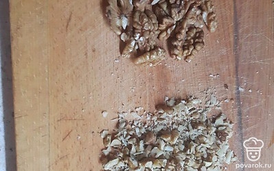 Берем грецкие орехи, рубим их ножом.