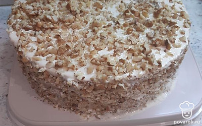 Достаем торт и посыпаем его грецкими орехом.