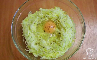 Все овощи почистить, натереть на терке, посолить, оставить на 20 минут, чтобы выпустили сок. Затем отжать. Добавить яйцо.