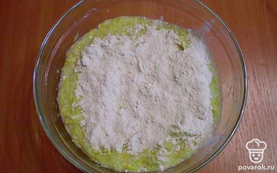 Всыпать муку (5 столовых ложек). Добавить сметану (1 столовую ложку) и специи (по вкусу).