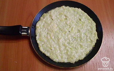 Жарить блины.