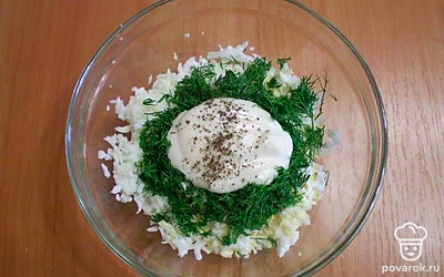 Приготовить соус (2 ложки сметаны, 2 ложки майонеза, 2 зубчика чеснока, пропущенных через пресс, и мелко нарезанная зелень).