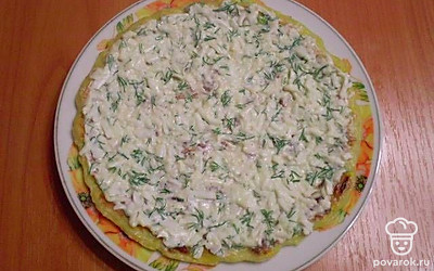 Собрать торт. Смазать коржи соусом.