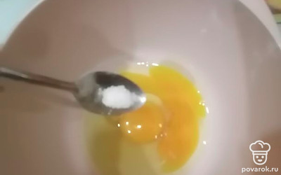 Приготовим бисквитное тесто. В миску разбиваем два яйца, добавляем щепотку соли.
