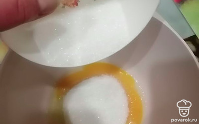 Всыпаем сахара 80 грамм. Взбиваем все миксером, пока масса не станет белой.
