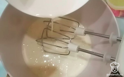 Добавляем молоко. Взбиваем.