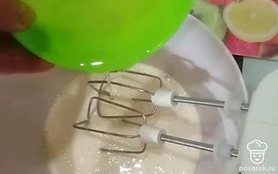 Вливаем растительное масло. Взбиваем.