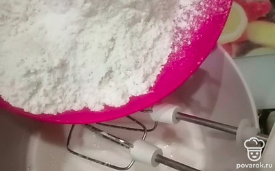 Добавляем просеянную муку. Перемешиваем до однородности, чтобы не было комочков.