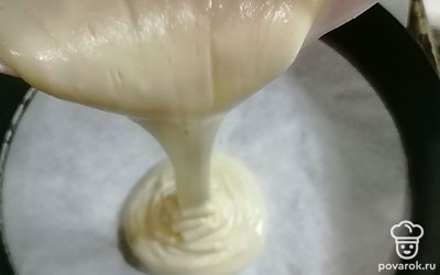 Выливаем смесь в форму, застелив пергаментом. Выпекаем в разогретой до 190 градусов духовке 25 минут. Ориентируемся на свою духовку.