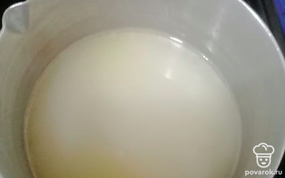 В кастрюлю кладем 250 грамм сахара и наливаем 80 миллилитров воды. Сироп варим до 118 градусов. Если нет термометра, то ориентируйтесь по консистенции сиропа: он должен стекать с лопатки ленточкой.