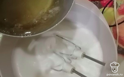 Белки продолжаем взбивать и одновременно вводим сироп. Увеличиваем обороты миксера и взбиваем до устойчивых пиков.