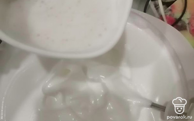 Желатин распускаем короткими импульсами в микроволновке по 10 секунд, он не должен кипеть. Даем ему немного остыть и добавляем в белки, продолжая взбивать. Долго не взбиваем, только до однородной массы.