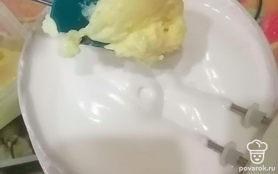 Продолжая взбивать на небольших оборотах миксера, добавляем масло со сгущенкой. Перемешиваем до однородности. Суфле готово.