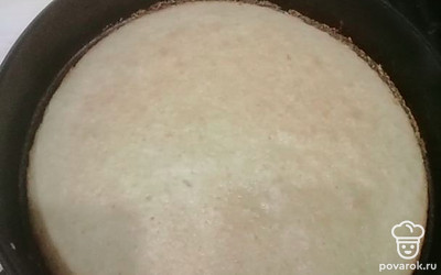 Собираем тортик. В разъемную форму кладем корж и сверху выливаем суфле, разравнивая. Накрываем форму пищевой пленкой, убираем стабилизироваться в холодильник, лучше на ночь.