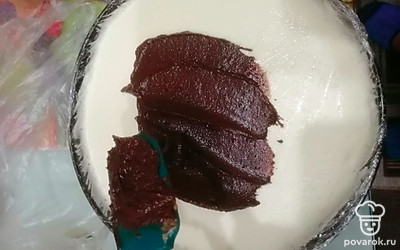 Перед покрытием торта глазурью даем ему постоять в холодильнике 6-8 часов, можно всю ночь. Растапливаем шоколад импульсами, добавляем ложку молока теплого или растительного масла. Перемешиваем и покрываем торт. 